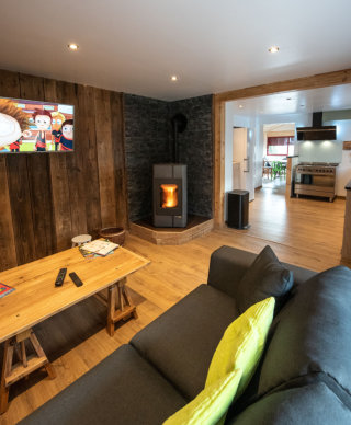 salon-poêle-canapés