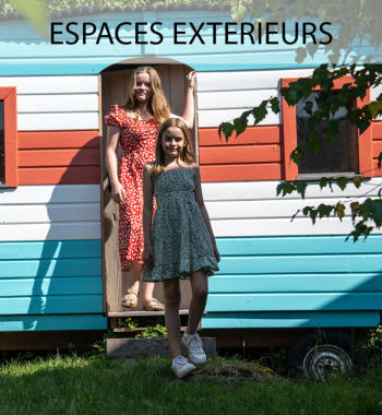 2 jeunes filles sont devant la cabane caravane du gite chez alice et marcel dans les vosges